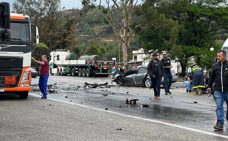 Acidente envolvendo quatro veículos deixa três mortos na BR-381, na Grande BH