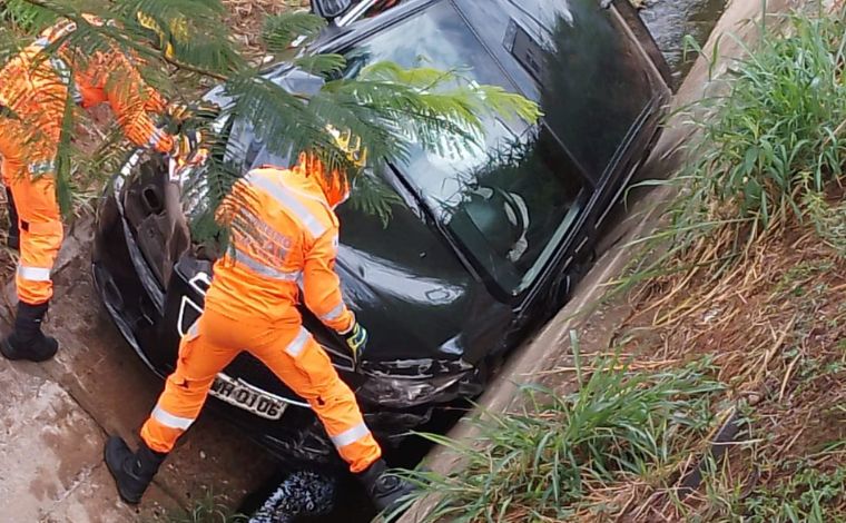 Motorista perde controle da direção e carro cai no córrego do Diogo em Sete Lagoas; veja vídeo