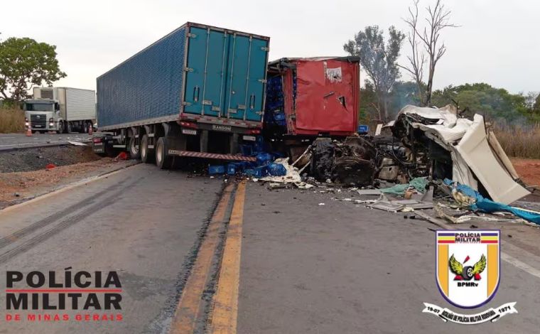 Três pessoas ficam feridas em acidente entre duas carretas na MGC-135, em Curvelo