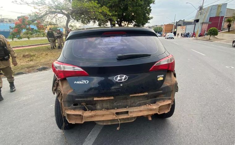 Adolescentes de 17 anos ameaçam bebê com faca e roubam carro de mãe na Grande BH