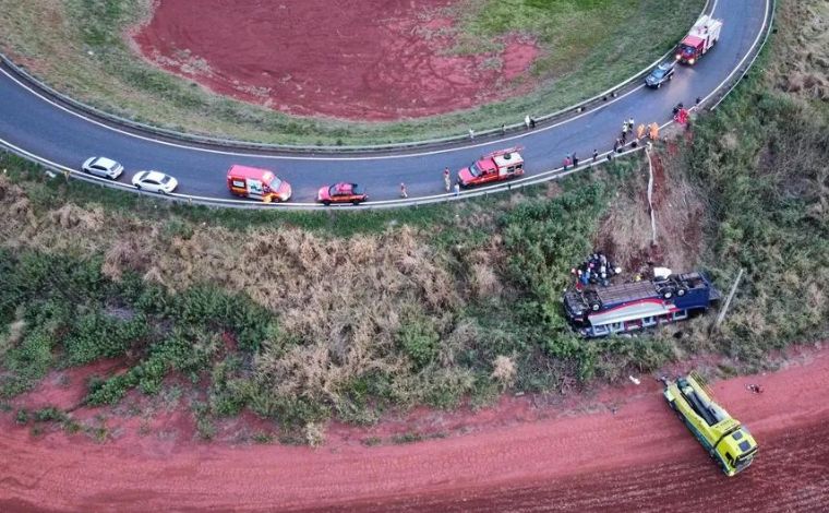 Duas pessoas, entre elas uma criança, morrem após ônibus cair em ribanceira na BR-365, em MG