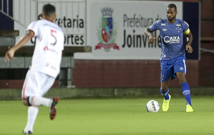 Na volta de Dedé, Cruzeiro não sai do zero com o Joinville