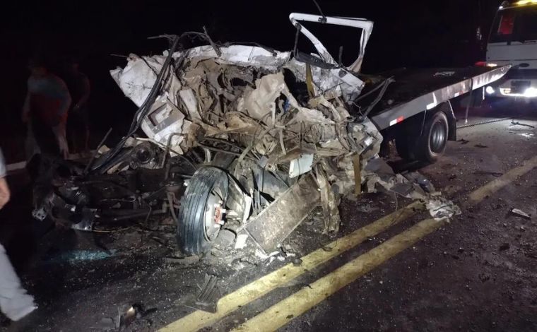 Três homens morrem em acidente entre carreta e caminhão guincho na rodovia MG-050