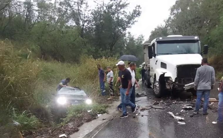 Vídeo: Acidente entre carro e carreta deixa um morto na MG-424, em Matozinhos  
