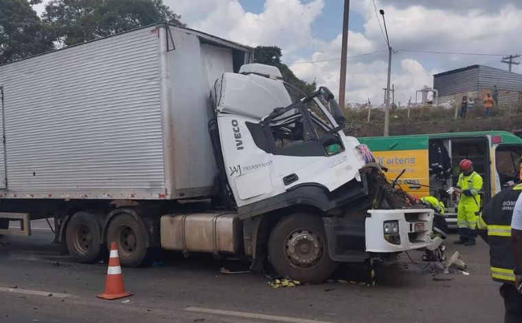 Motorista morre em acidente entre duas carretas na BR-381, na Grande BH