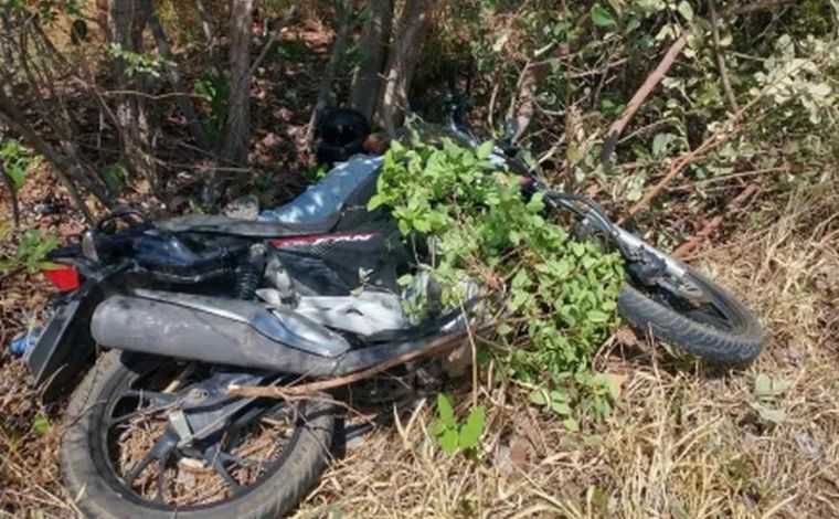 Homem encontra motociclista morto enquanto cortava capim na rodovia MGC-135