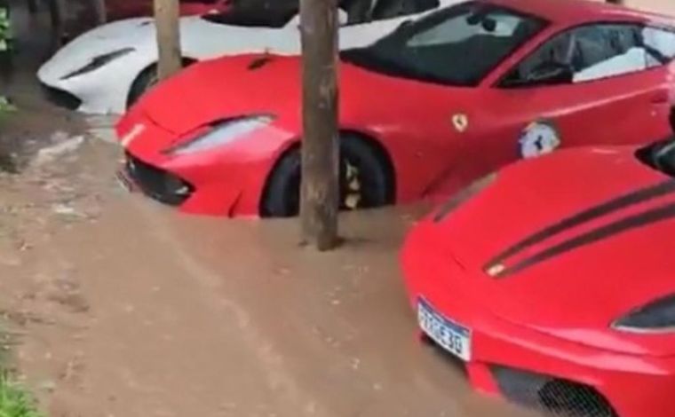 Encontro de Ferraris termina com carros de luxo ‘alagados’ em Santa Catarina; veja vídeo