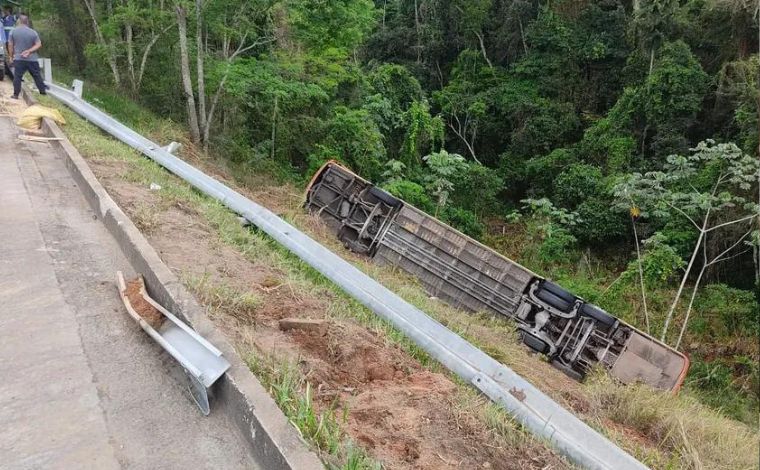 Ônibus de turismo cai em barranco e deixa pelo menos 40 feridos na BR-040