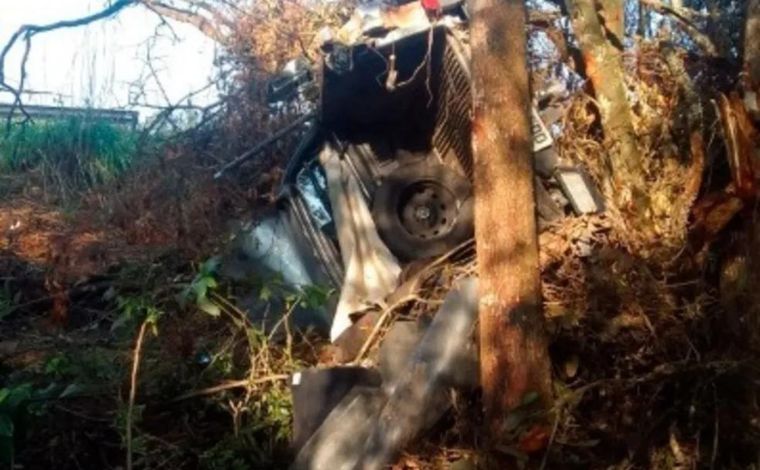Homem morre em capotamento de carro furtado na BR-494, em MG