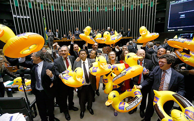 Sob protestos da oposição, Câmara dos Deputados aprova projeto da terceirização