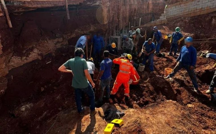 Talude desaba e mata três trabalhadores em obra de supermercado em Belo Horizonte
