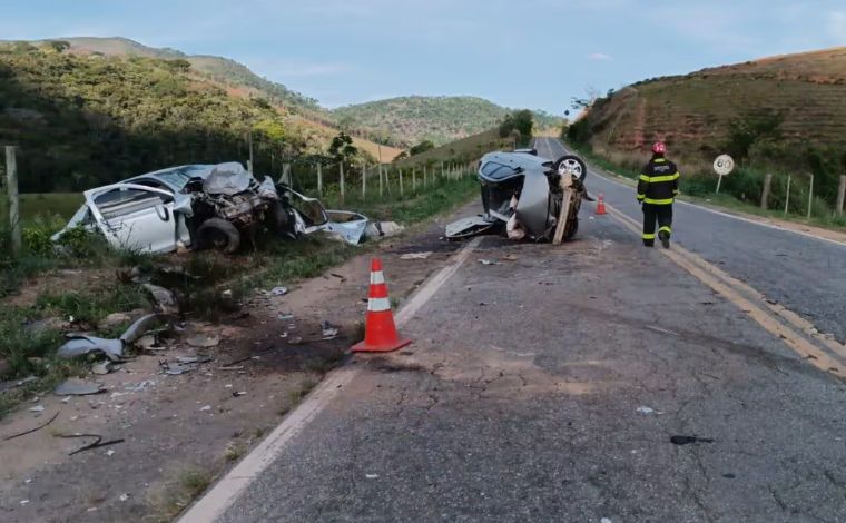 Três pessoas morrem em acidente envolvendo dois carros na BR-262, em MG