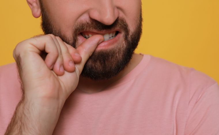 Hábito de roer unhas pode comprometer saúde bucal; entenda