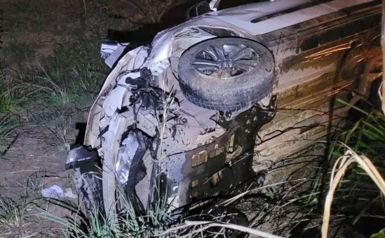 Acidente entre carreta e carro de prefeitura deixa paciente morto na MGC–135, em Corinto