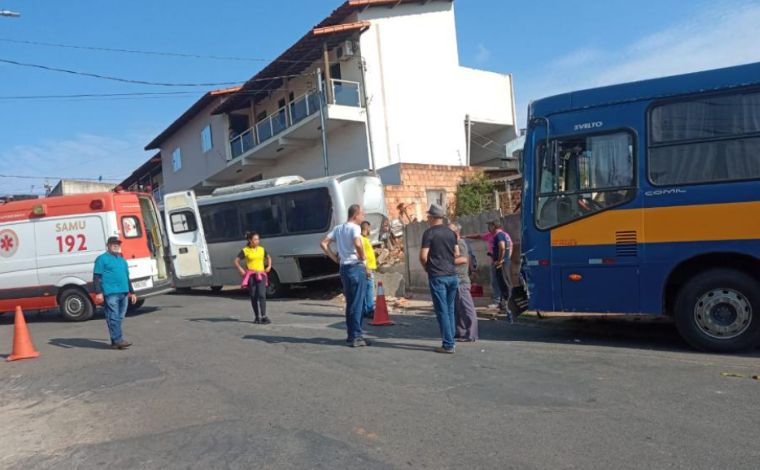 Acidente com ônibus escolar deixa sete crianças feridas em Sete Lagoas; veja video