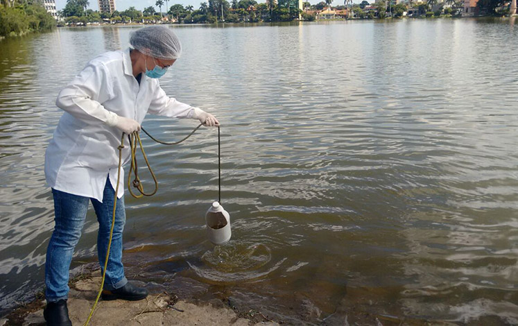 Técnicos fazem coleta de água das lagoas da cidade para análise