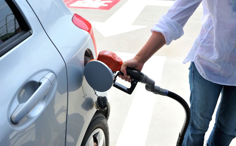 Preço da gasolina diminui e do diesel aumenta para distribuidoras 
