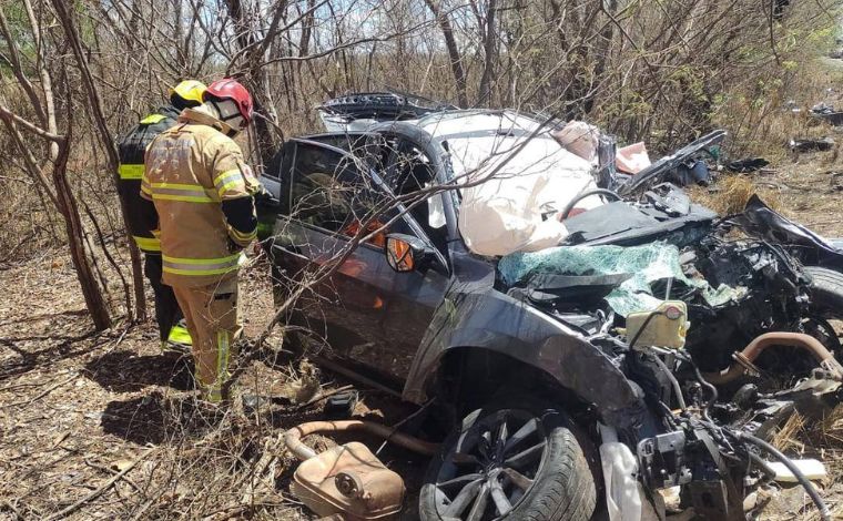 Homem morre após acidente entre carro e caminhão em MG; mulher e criança ficaram feridas
