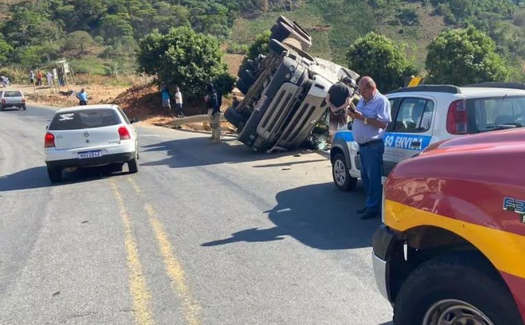 BR-251 é liberada após 23 horas de interdição nos dois sentidos; carreta de  combustível tombou em Francisco Sá, Grande Minas