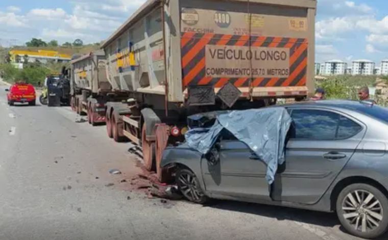 Mulher de 30 anos morre após bater carro na traseira de carreta na MG-20, em BH