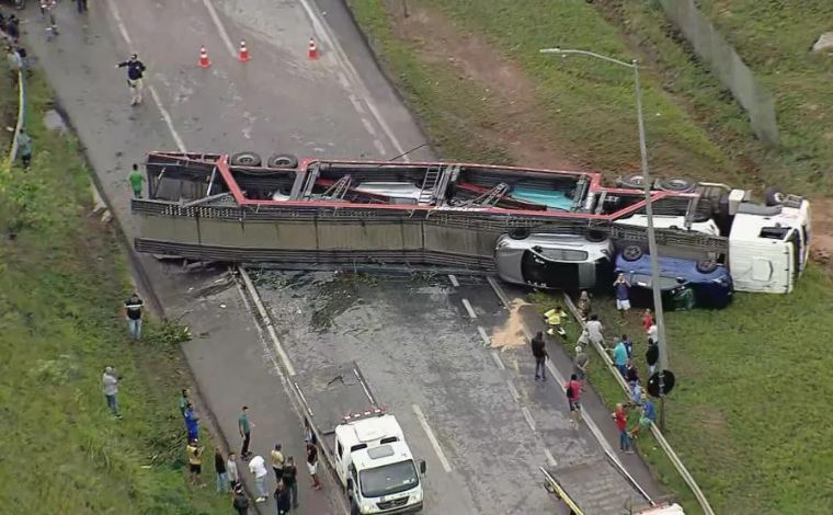 Cegonheira tomba na Grande BH e interdita BR-040 no sentido Sete Lagoas; veja vídeo