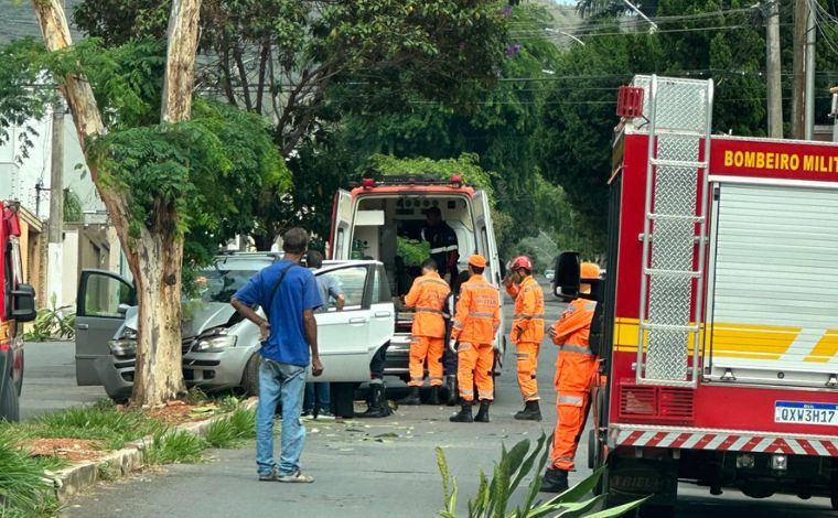 Motorista perde controle de veículo e colide contra árvore em Sete Lagoas