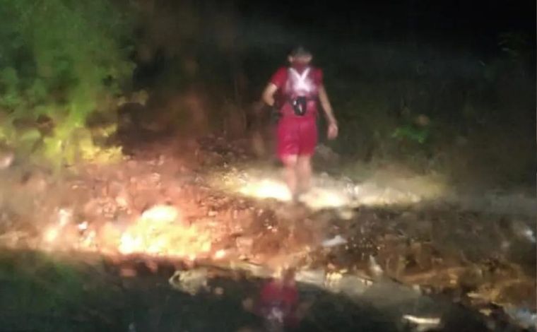 Mulher é resgatada por bombeiros após carro ser arrastado por enxurrada em Minas Gerais