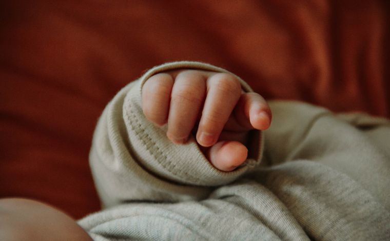 Bebê de 3 meses é arremessado da janela de casa pelo irmão em Minas Gerais