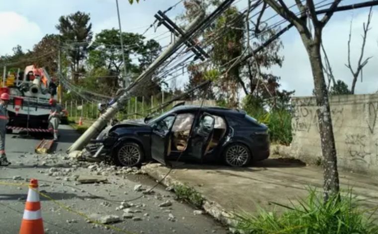 Motorista foge após bater Porsche de meio milhão em poste no Belvedere, em BH