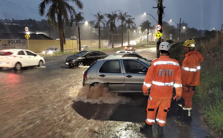 Vídeo: Bombeiros de Sete Lagoas atuam em diversas ocorrências em noite marcada por fortes chuvas
