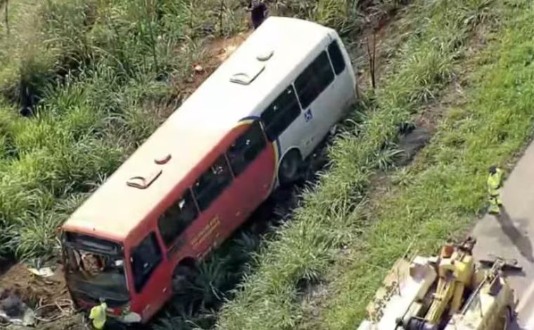 Motorista fica ferido após ônibus cair em ribanceira na BR-040 em Ribeirão das Neves