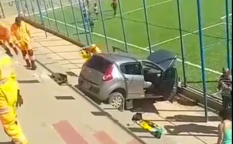 Idosa fica ferida após carro perder freio e cair de arquibancada na Grande BH; veja vídeo 