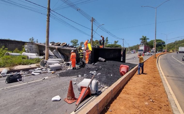 Vídeo: Acidente entre caminhões causa interdição na Avenida Marechal Castelo Branco em Sete Lagoas 