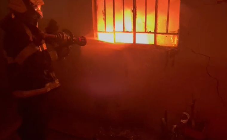 Incêndio atinge residência no bairro Iporanga II em Sete Lagoas; veja vídeo 