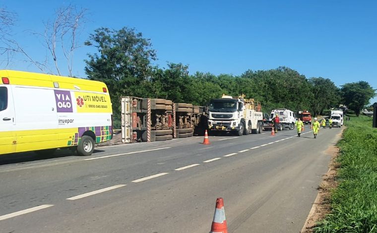 Vídeo: Carreta tomba e motorista fica preso às ferragens na BR-040, entre Sete Lagoas e Paraopeba