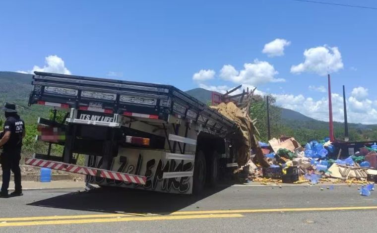 Caminhão-tanque explode após tombar na BR-040, em Barbacena, Zona da Mata