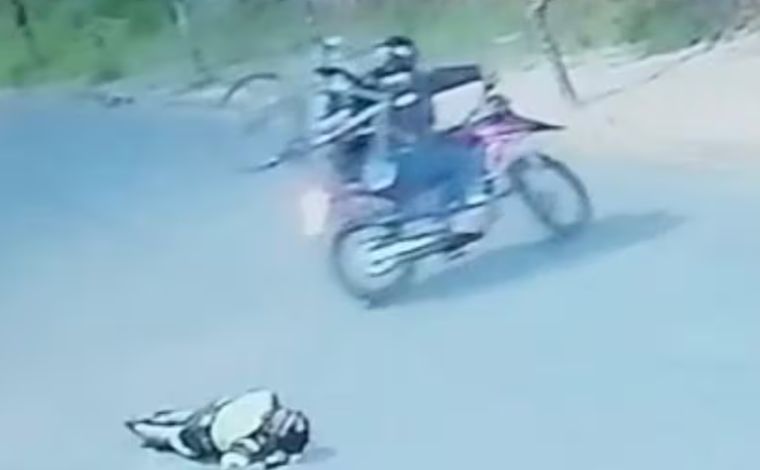 Criminosos em moto assaltam ciclista e levam bicicleta nas costas na Grande BH; veja vídeo