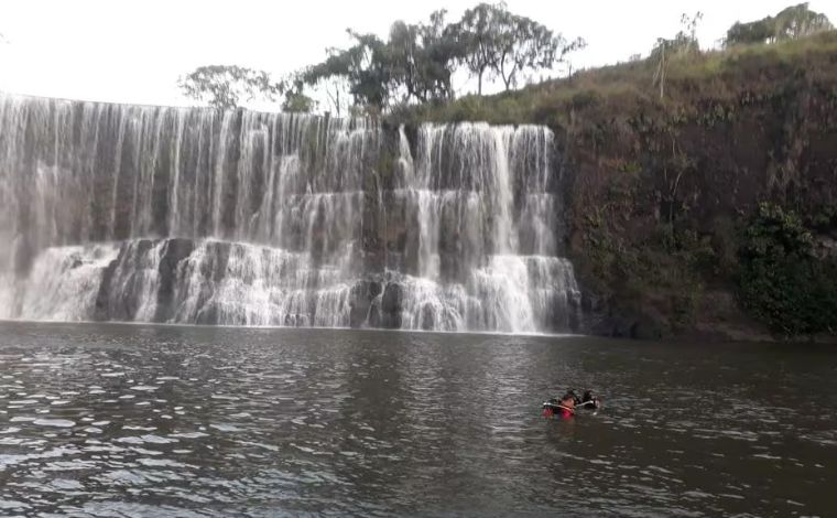 Bombeiros encontram corpo de jovem que desapareceu durante mergulho em cachoeira de MG