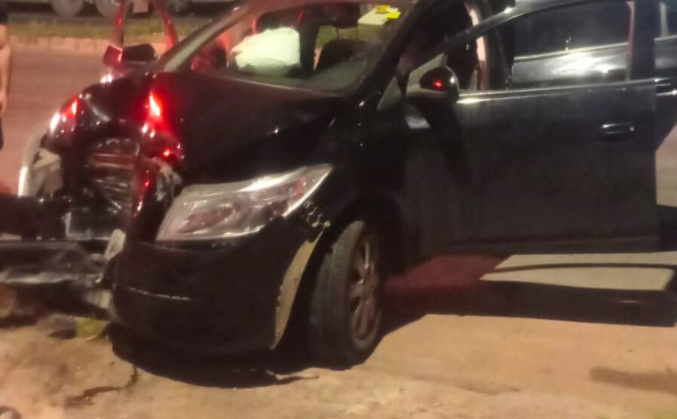 Vídeo: Carro bate em poste após motorista desviar de carreta estacionada em Sete Lagoas
