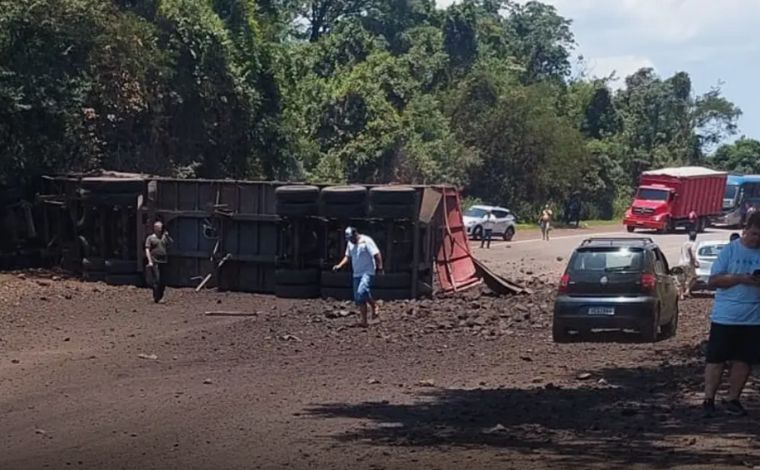 Carreta de minério tombada na BR-040 e bloqueia trânsito em Congonhas