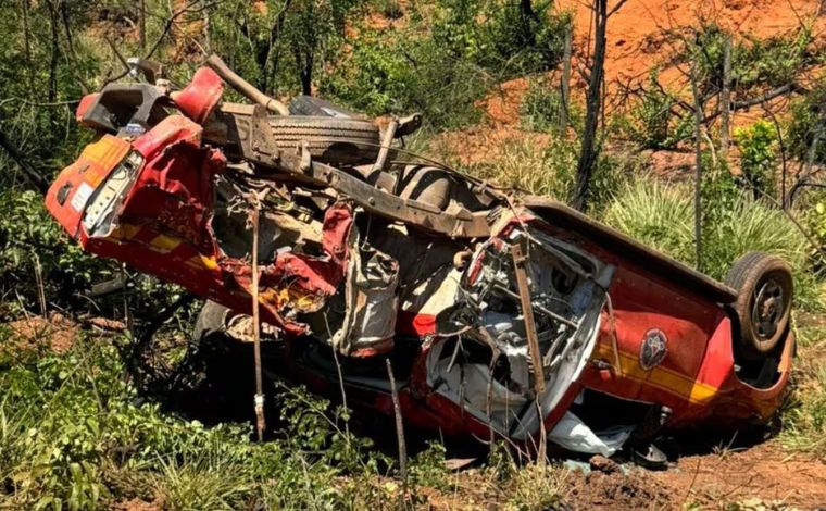 Viatura do Corpo de Bombeiros capota e deixa três feridos na rodovia MG-188