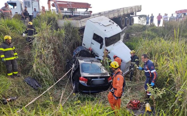 Mulher fica presa às ferragens após carro ser atingido e arrastado por carreta na BR-354, em MG