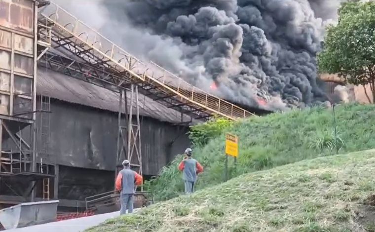 Vídeo: Equipes de emergência combatem incêndio em silo de carvão de siderúrgica em Sete Lagoas