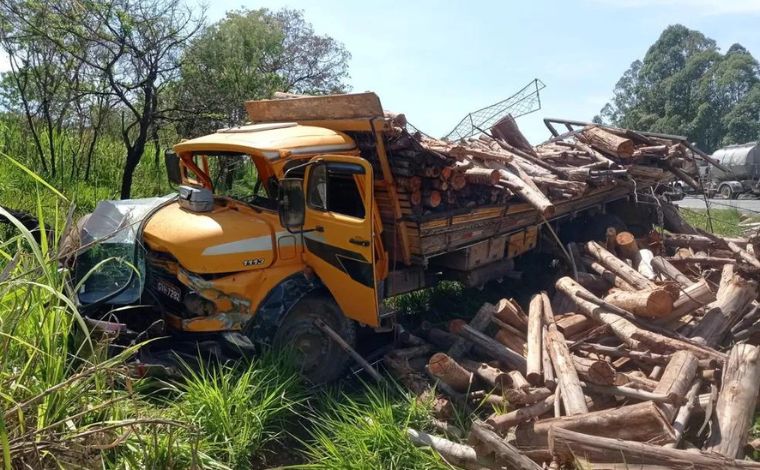 Duas pessoas morrem após carro bater em caminhão carregado com lenha na BR-354, em MG