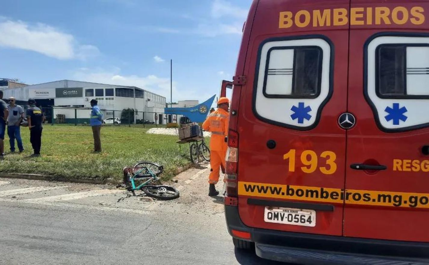 Ciclista de 17 anos morre atropelado por carreta dos Correios na rodovia MG-050