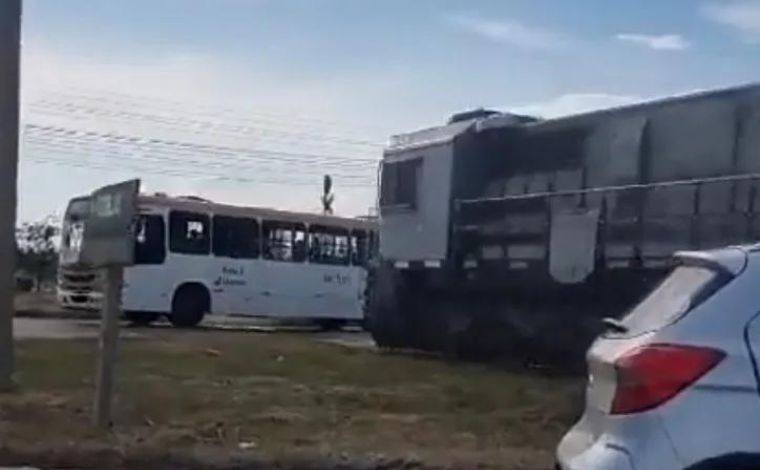 Vídeo - Trem e ônibus se chocam no DF: uma mulher morreu e cinco pessoas ficaram feridas