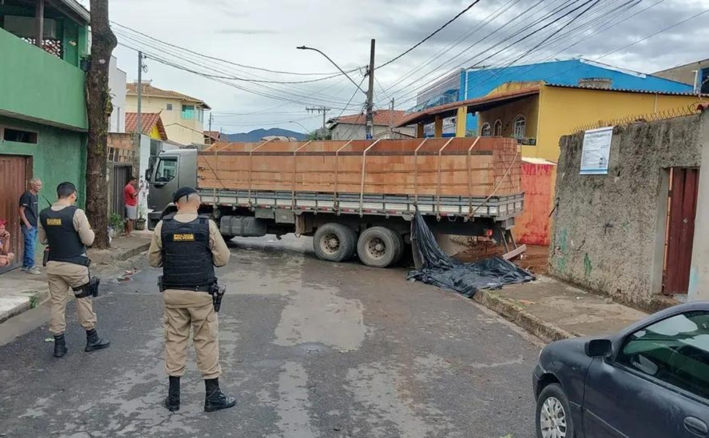 Adolescente de 17 anos morre prensado por caminhão na Grande BH