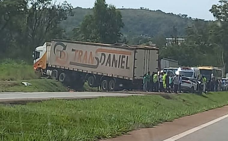 Carreta e carro batem na Grande BH e interdita BR-040 no sentido Sete Lagoas; veja vídeo