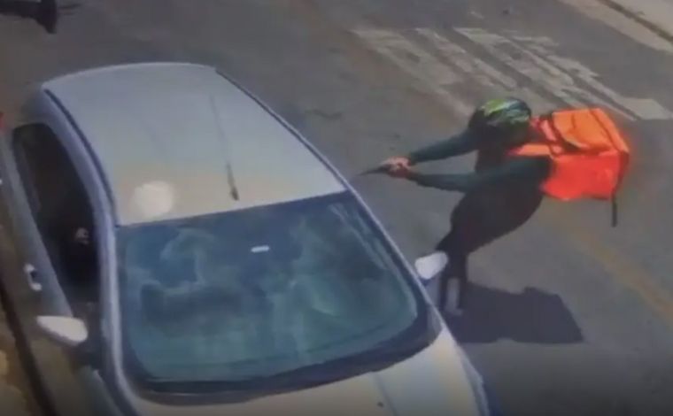 Vídeo: arma falha e suspeito é imobilizado após tentar matar homem por dívida em BH