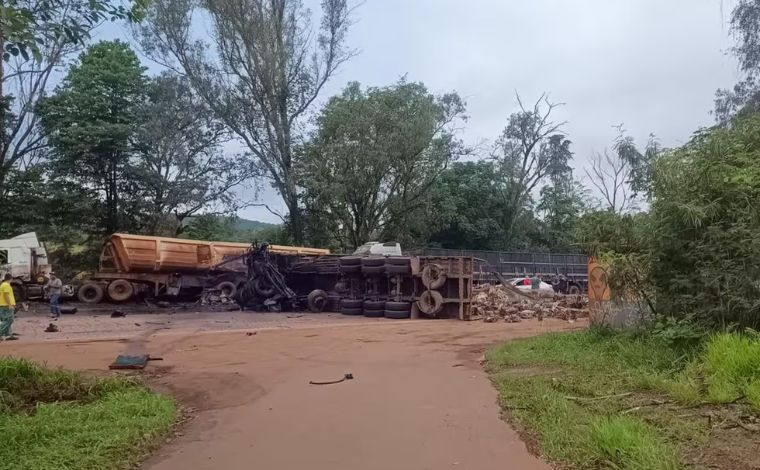 Vídeo: Acidente com carretas deixa dois feridos e fecha trânsito na BR-040 em Congonhas